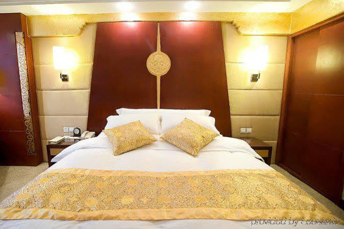 Minshan Lhasa Grand Hotel Chengdú Habitación foto